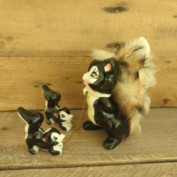 Vtg 1950s Kitschy Anthropomorphic Chained Skunk Family Mom with Fur and Babies - Picture 3 of 10